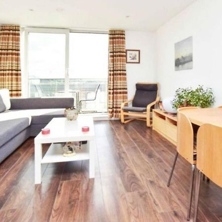 New Stylish 1 Bedroom Flat Stunning Balcony Views Brentford Eksteriør billede