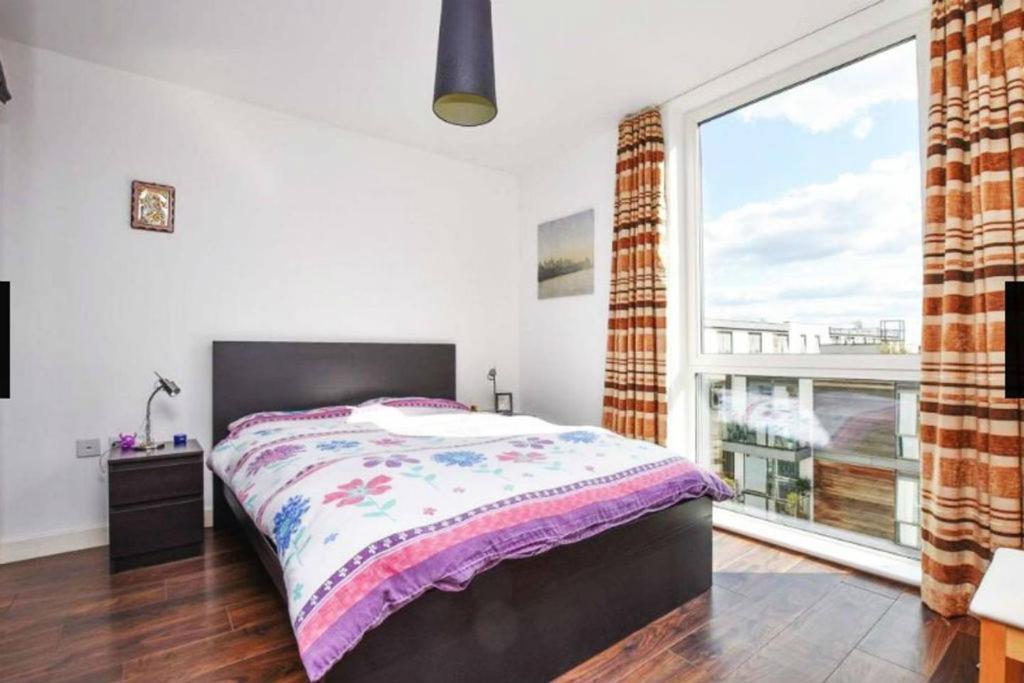 New Stylish 1 Bedroom Flat Stunning Balcony Views Brentford Eksteriør billede